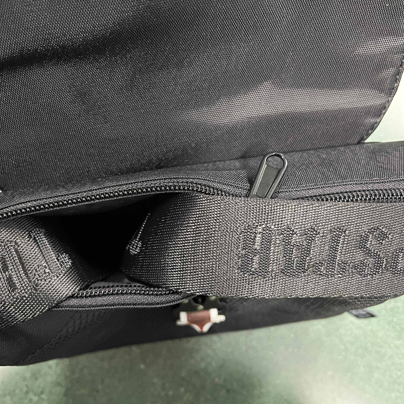 Trapstar Messenger Bag 1.0 - Black/Red