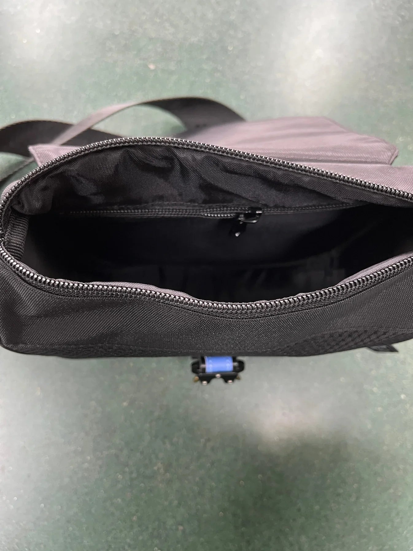 Trapstar Irongate T Crossbody Bag - Black/Blue