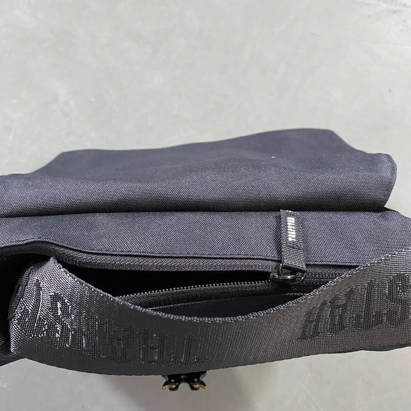 Trapstar Messenger Bag 2.0 - Black/White