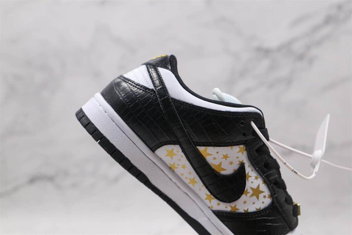 Nike SB Dunk Low - Supreme
