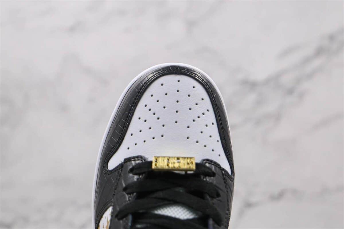 Nike SB Dunk Low - Supreme