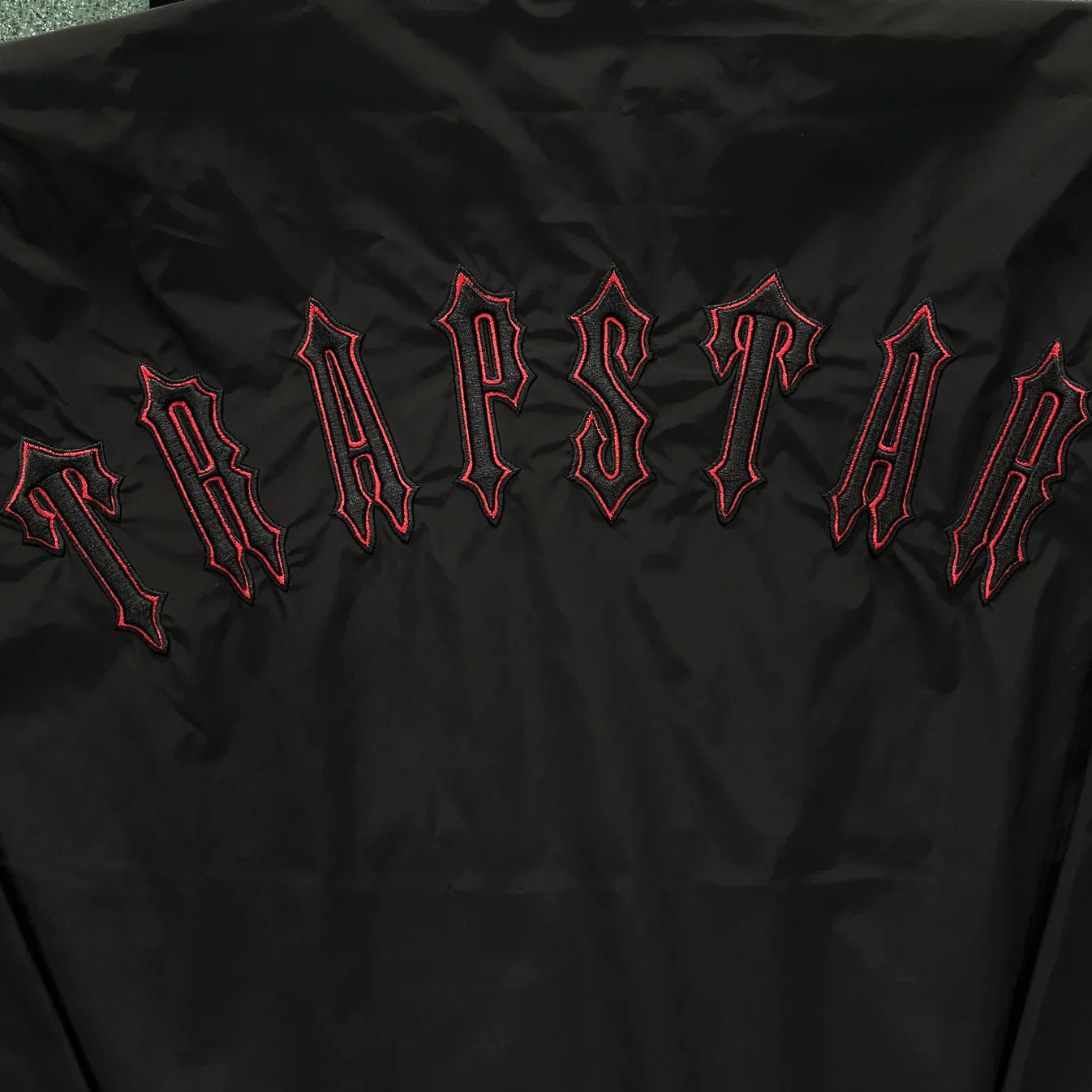 Trapstar Irongate T Windbreaker - Black/Red