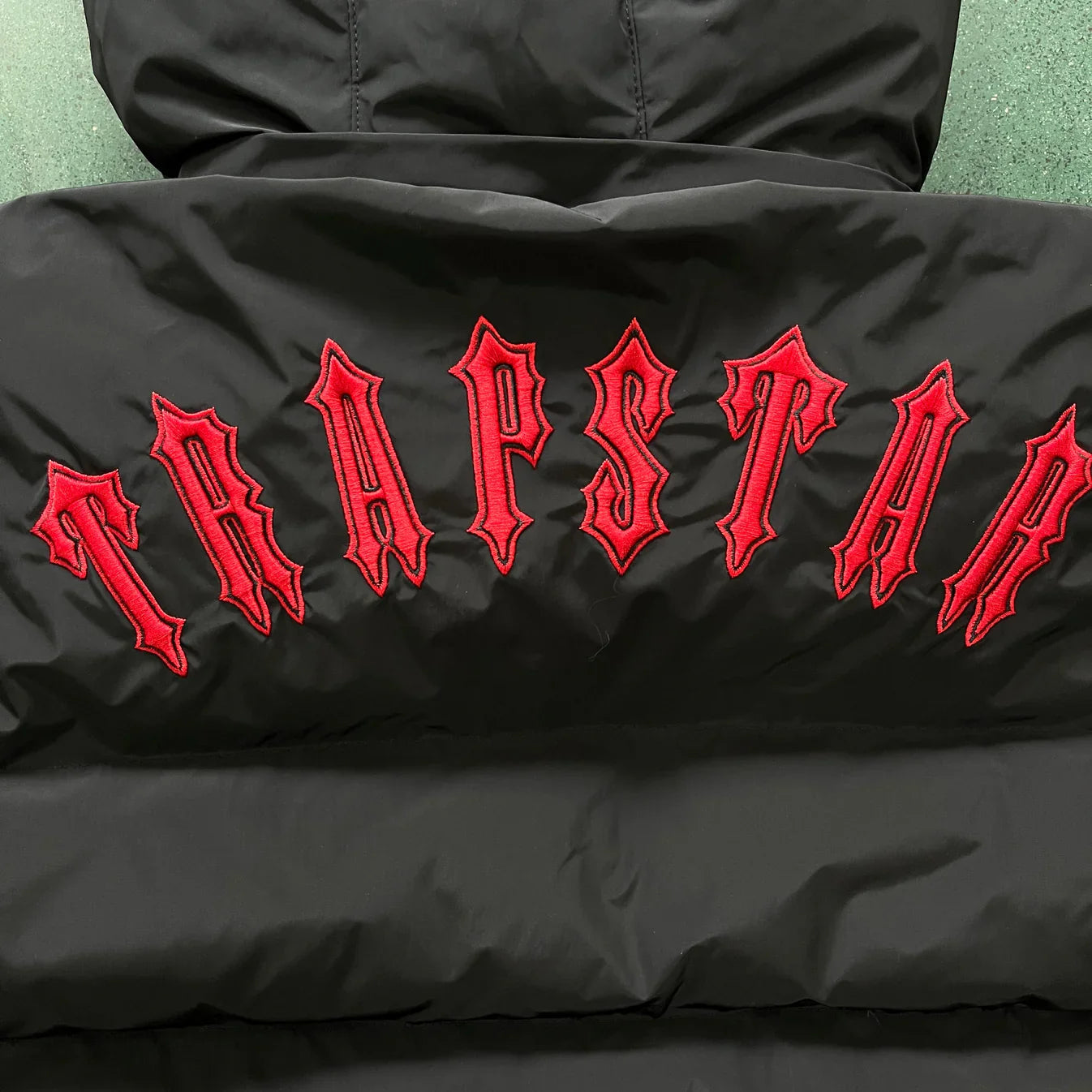 Trapstar Detachable Hooded Puffer Jacket - Black/Red