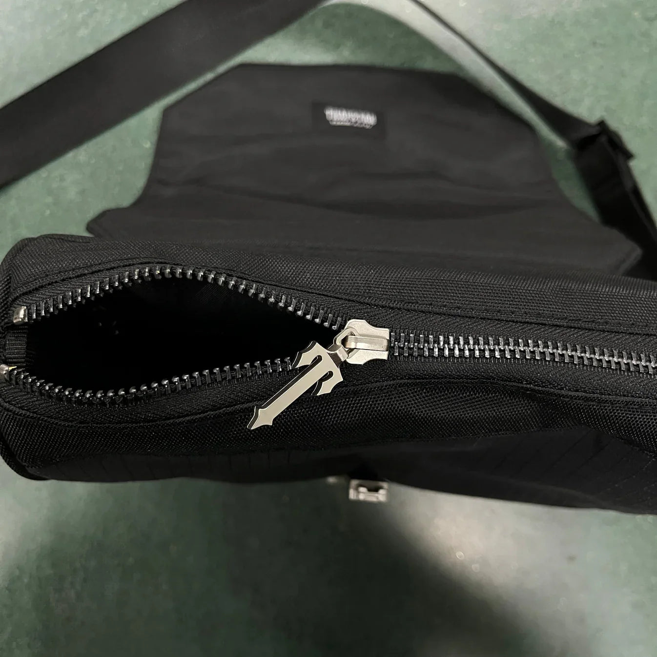 Trapstar Cobra T Bag - Black/Silver
