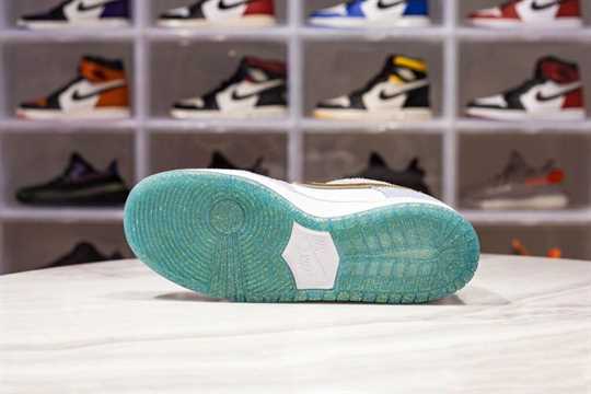 Nike SB Dunk Low - Sean Cliver